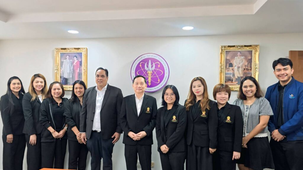 ดร.ศุภิชัย ตั้งใจตรง แสดงความยินดีกับ ดร.พันธุ์เพิ่มศักดิ์ อารุณี รองปลัดกระทรวง อว.